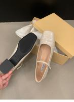 Zapatos rojos de tacón grueso para mujer con falda y zapatos de noche. - details 4