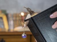 Marca de Página de Pluma de Metal Elegante Regalo Perfecto para Mothers Day, Cumpleaños de Mujeres, Agradecimiento a los Profesores Accesorio Literario Chic para Lectores y Amantes de Libros con Caja de Regalo - details 1