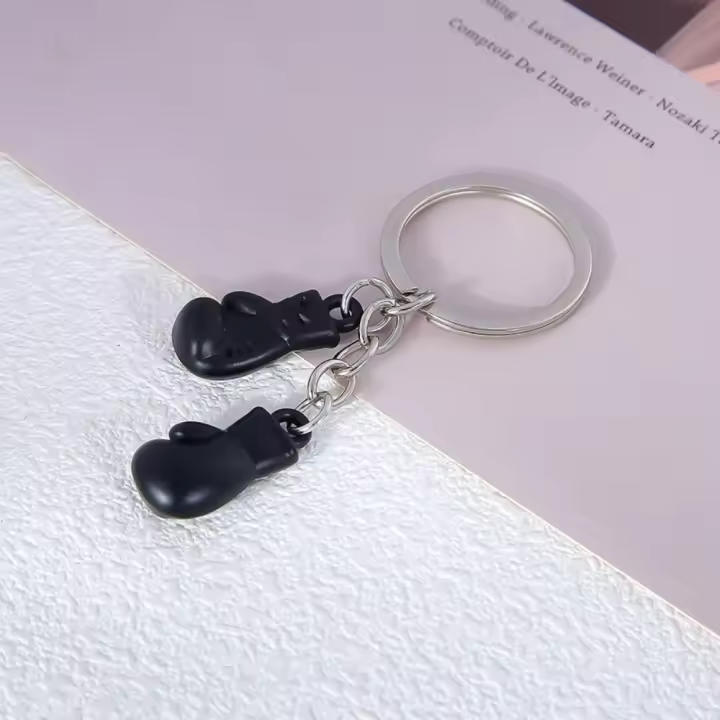 Llavero de coche con guantes de boxeo de simulación, mini colgante 3D de boxeo, par de guantes de MMA, llavero para llaves de coche - 1