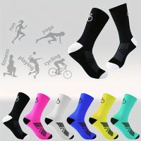 Calcetines de Ciclismo de Secado Rápido para Hombres y Mujeres - Transpirables, Antideslizantes, Duraderos Calcetines Atléticos de Media Pantorrilla para Correr, Baloncesto, Fútbol y Deportes al Aire Libre - details 0