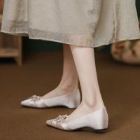 Viento suave zapatos de boda nupcial satén plano puntiagudo solo zapatos de las mujeres 2025 nuevo temperamento arco tacones pequeños - details 3