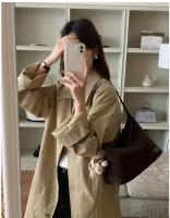 Bolso bandolera retro de gamuza para mujer de la colección europea - Bolso de hombro ajustable color café con cierre de cremallera, bolso minimalista para ir al trabajo, bolso bandolera informal, bolso de diseño europeo, acabado de textura suave - details 20
