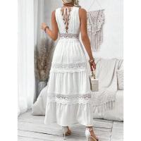 Un vestido largo blanco de cintura alta, sin mangas, con escote en V para mujer. - details 4