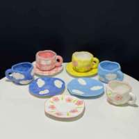 Rejilla pintada a mano con bajo esmalte, floretes de tulipán, cielo azul y nubes blancas, taza y platillo de café, taza y platillo de cerámica irregular exprimidos a mano - details 3