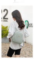 Mochilas de color verde Mochila pequeña para niña Bolsas casuales lindas y elegantes para mujer Diseño de moda Bolsas de libros ligeras fáciles de llevar con decoraciones colgantes - details 11