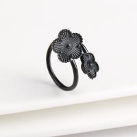 Anillo abierto clásico de lujo con trébol de metal y acero inoxidable con láser flor de cinco hojas simple para mujer y niña nueva joyería de fiesta de moda - details 3