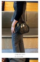 Bolso pequeño redondo de piedra de flor de lluvia de textura de lujo ligero de la marca Hong Kong para mujeres2025Nueva Bolsa Bandolera de Un Solo Hombro Texturizada Versátil y Moderna - details 6