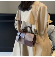 Nuevo bolso de mensajero versátil de hombro, bolso cuadrado pequeño portátil con costuras. - details 22