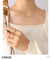 Collar con colgante de letra de diseño innovador, collar querido, chapado en acero titanio, joyería de oro real de 18K para mujer - details 1