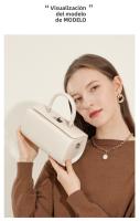 Bandolera de cuero de vaca portátil pequeña bolsa cuadrada para mujer - details 13