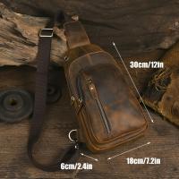 [Luxo diario] Bolso de pecho de cuero genuino para hombre: elegante bandolera de cuero marrón con correa ajustable, múltiples compartimentos con cremallera y diseño espacioso para uso diario - details 0