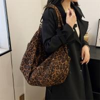 Bolso tote con estampado de leopardo de gran capacidad: bolso de hombro y bolso de mano versátil para mujer, nailon ligero, cierre de cremallera, perfecto para ir al trabajo, viajar y moda diaria, regalo ideal para ella - details 0