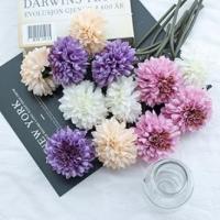 Flores realistas de aspecto natural y realista.