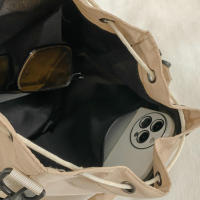 Bolso cruzado de cubo ligero, bandolera plisada verde militar/blanco cremoso para teléfono móvil, llavero de cosméticos - details 5
