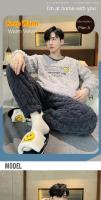El pijama de hombre queen size es cálido y grueso con un estampado de rayas, perfecto para pijamas de descanso de otoño e invierno, acolchado de forro polar coral para mayor calidez y suave comodidad - details 4