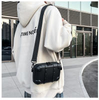 Bolso de remache personalizado para hombres de moda, popular bolso cuadrado pequeño blanco fresco, bolso de mensajero de hombro para mujeres de moda. - details 26