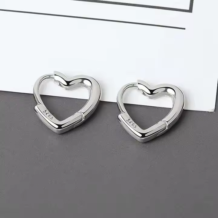 Asistente - Pendientes de plata de ley con forma de corazón, simples pero hermosos, perforaciones redondas, joyas con hebillas para las orejas - 1