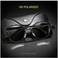 El conductor masculino conduce gafas de sol polarizadas metálicas para deslumbrar las gafas de sol - details 17