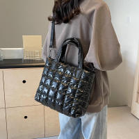 Bolso bandolera de gran capacidad con hombro acolchado de nailon para mujer Color sólido - details 6