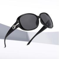 El conductor masculino conduce gafas de sol polarizadas metálicas para deslumbrar las gafas de sol - details 16