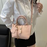 Bolso de mano elegante con forma de cubo cruzado inclinado, bolso de mano con colgante de cachorro para mujer, bolso de hombro de cuero de PU de alta gama con patrón de lichi, primavera y verano - details 27