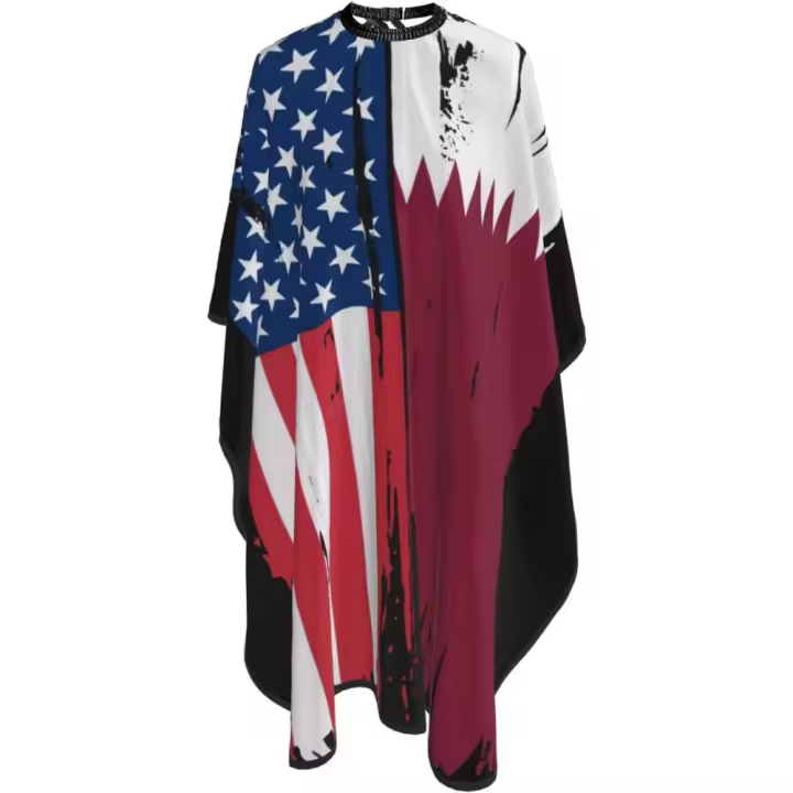 Capa de peluquero con bandera dividida de EE. UU. y Qatar - Capa de corte de pelo impermeable para peluquería profesional con cierre a presión ajustable - Delantal de corte de pelo para estilista y uso doméstico - 55''X66'' - 1