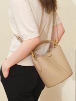 Bandolera y bolso de mano de cuero premium, estilo cubo con acabado de lujo - details 7