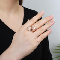 Anillo abierto clásico de lujo con trébol de metal y acero inoxidable con láser flor de cinco hojas simple para mujer y niña nueva joyería de fiesta de moda - details 5