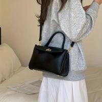 2025 Nuevo bolso bandolera suave para mujer: correa ajustable para el hombro, cierre giratorio, forma cuadrada pequeña, marrón oscuro/blanco/negro, versátil para desplazamientos y uso informal/formal, bolso bandolera, accesorio de viaje, diseño elegante - details 7