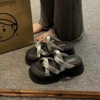 Zapatillas de mujer 2025 nuevas sandalias exteriores versátiles de moda para mujer con suela gruesa y hermosos tacones altos retro - details 1