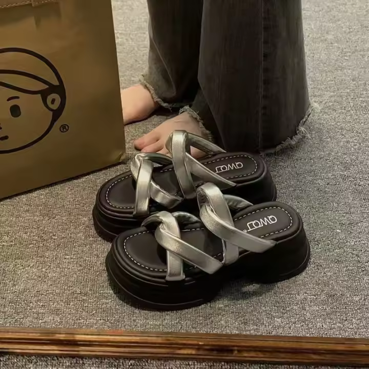 Zapatillas de mujer 2025 nuevas sandalias exteriores versátiles de moda para mujer con suela gruesa y hermosos tacones altos retro - 1