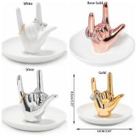 Soporte de anillo de gesto nórdico creativo decorativo con bandeja, plato de joyería de cerámica, bandeja de almacenamiento de mano de lujo ligera - details 0