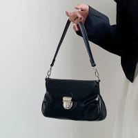 Bolso de hombro con textura de nube arrugada para mujer con correa ajustable y cierre metálico - Bolso cruzado versátil negro elegante para uso diario, 23x14x7cm, bolso cruzado lindo, bolso informal, accesorio elegante, detalles elegantes - details 2