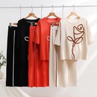Conjunto de dos piezas para mujer, top de punto de manga corta holgado con cuello redondo abstracto simple de verano y falda recta a la cintura. - details 5
