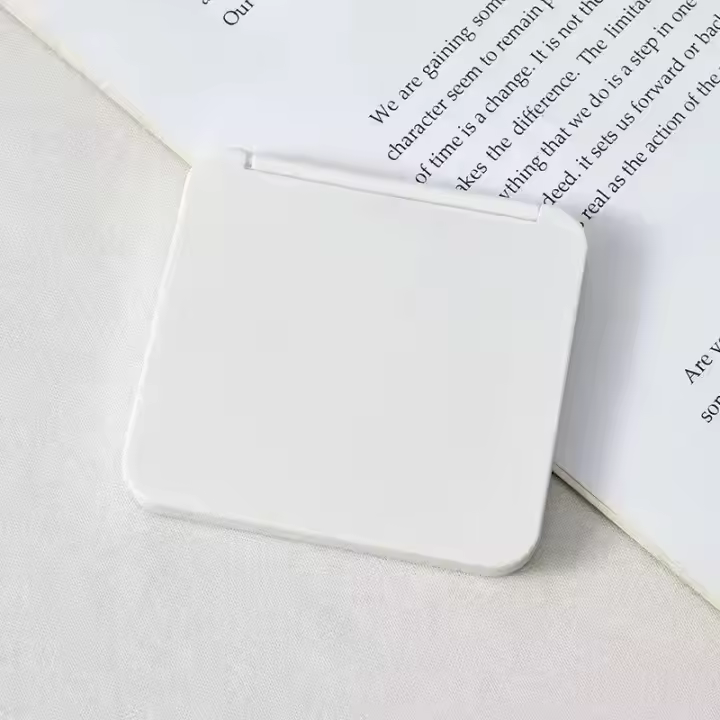 Espejo de Maquillaje Pequeño y Portátil Diseño Cuadrado Doble Cara Colores Múltiples - 1