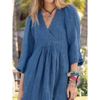 Vestido mediano con cuello en V y mangas tres cuartos en color liso estilo algodón y lino para mujer - details 1