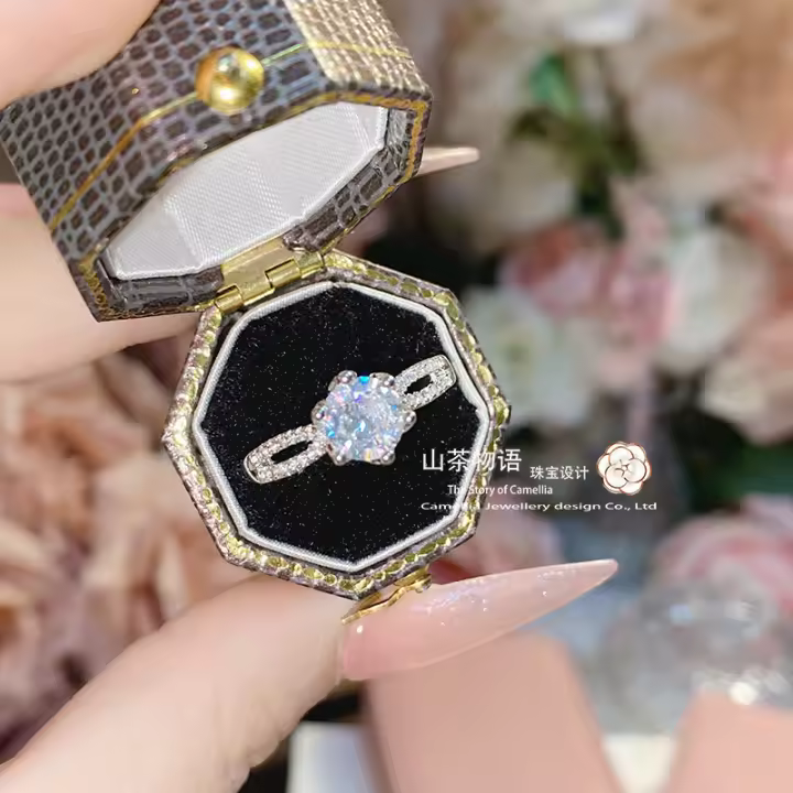 Anillo de boda brillante de moissanita de imitación con microincrustaciones de platino grueso de drenaje de distribución clásica anillo de diamante - 1
