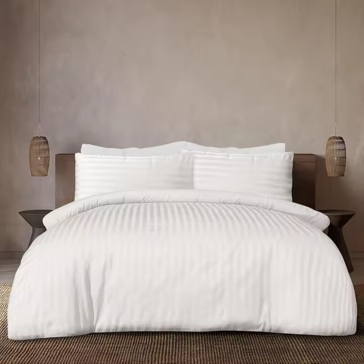 Juego de funda nórdica Sleepdown de 225 hilos de poliéster satinado a rayas de calidad hotelera suave con fundas de almohada plateadas, tamaño Super King - 1