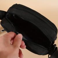 Bolso de hombro para hombre: tela Oxford deportiva, correa ajustable, accesorio informal para viajes diarios y al aire libre, negro con logotipo rojo, bolsa de viaje segura | Bolso con detalle de logotipo | Bolso de hombro duradero, bolso cruzado - details 4