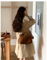 Bolso bandolera retro de gamuza para mujer de la colección europea - Bolso de hombro ajustable color café con cierre de cremallera, bolso minimalista para ir al trabajo, bolso bandolera informal, bolso de diseño europeo, acabado de textura suave - details 35
