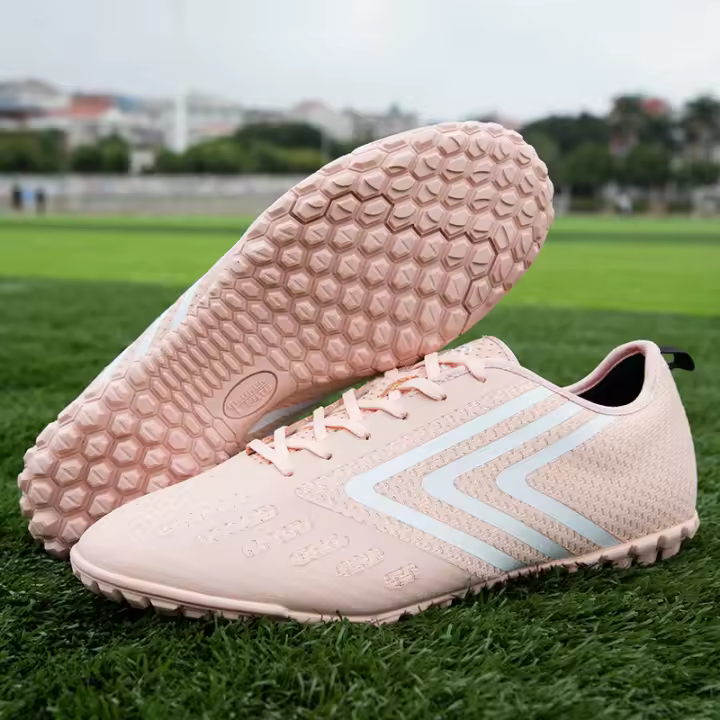 Hombre y mujer adulto adolescente fondo de uñas largas uñas rotas fondo plano hierba antideslizante zapatos de fútbol - 1