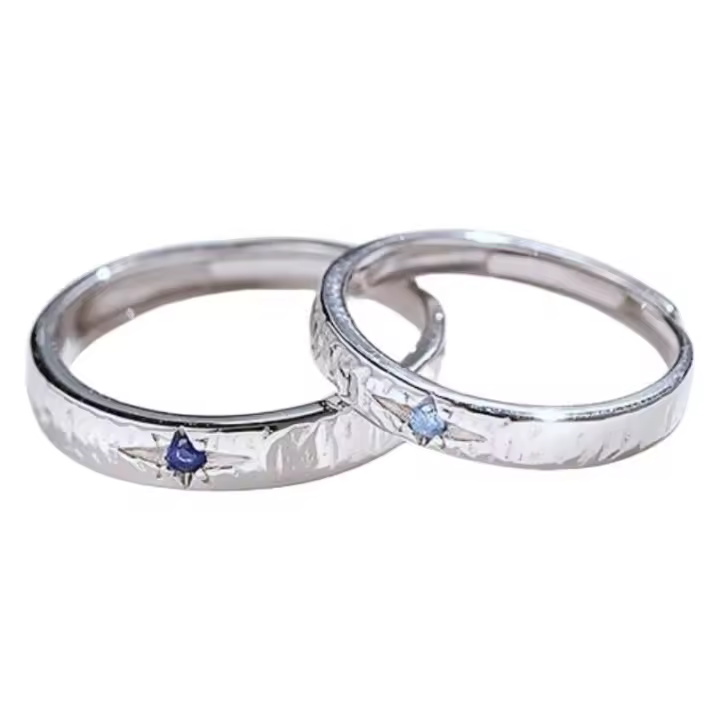 Un nuevo par de anillos de pareja de plata pura para hombres y mujeres, con un estilo ligero, lujoso, simple y de alta gama con aberturas en forma de estrella. - 1