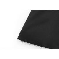 Vestido corto de satén negro sin mangas con cuello redondo y contraste alto para mujer - details 6