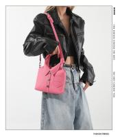 Nueva camisa versátil de moda 2025 con diseño de lichi para mujer, bolso de diseño simple con un solo hombro para mujer - details 0