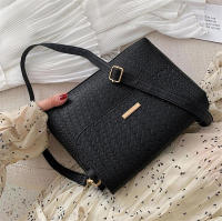 Bolso bandolera informal negro de piel sintética con solapa tipo mensajero de hombro simple para mujer - details 15