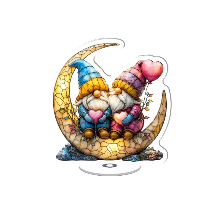 Adorno acrílico giratorio con dos gnomos de colores en una luna creciente sosteniendo una rama y un globo con detalles vibrantes y efectos de luz. - 1