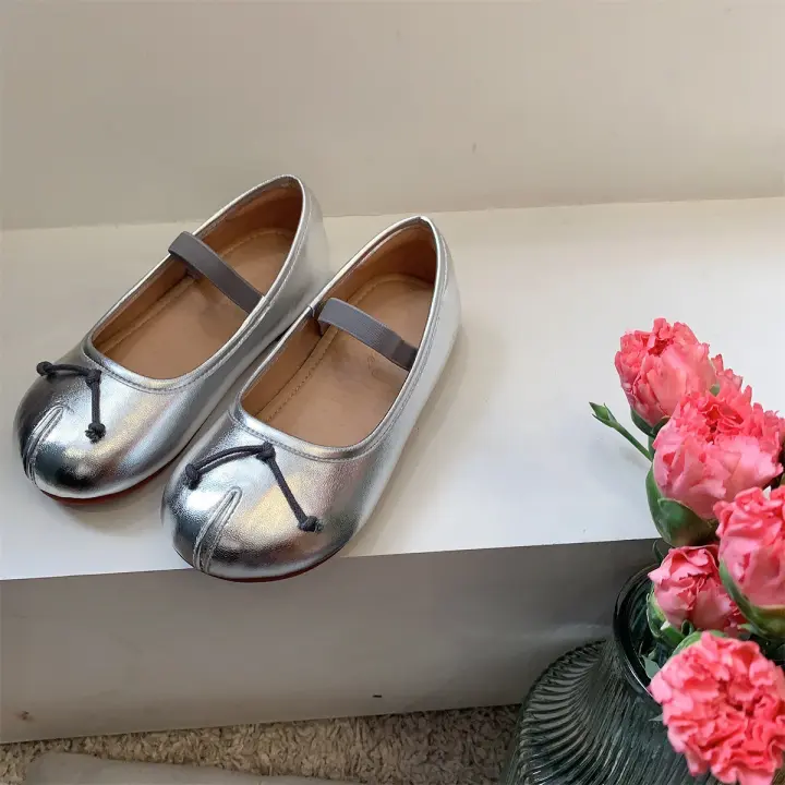 Zapatos de cuero pequeños para niños, estilo princesa, con puntera abierta y suela de plata falsa. - 1