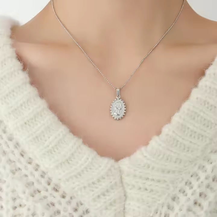 Collar con colgante ovalado de retrato de lujo ligero, cadena de clavícula femenina, joyería de acero de titanio nueva a la moda - 1