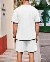 Traje deportivo de hombre con bloques de color, pantalones cortos de dos piezas, cuello redondo y camiseta de manga corta. - details 9