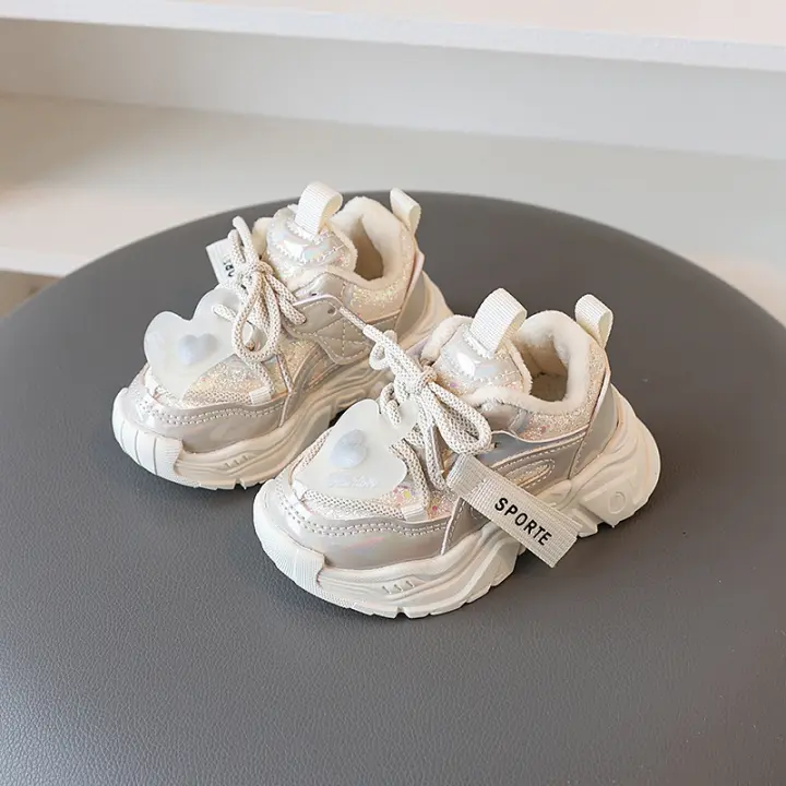 Otoño e invierno nuevas zapatillas cálidas con superficie de cuero para niñas tranquilidad para niñas suela suave antideslizante zapatos para papá para niños corriendo - 1